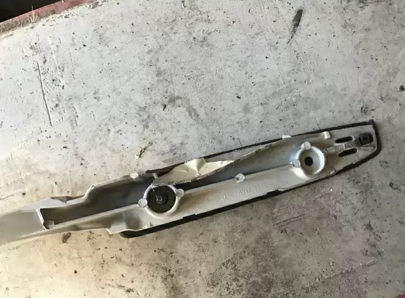 Бу рейлинг правый Renault Megane 3 универсал, 738200019R , дефект. 2