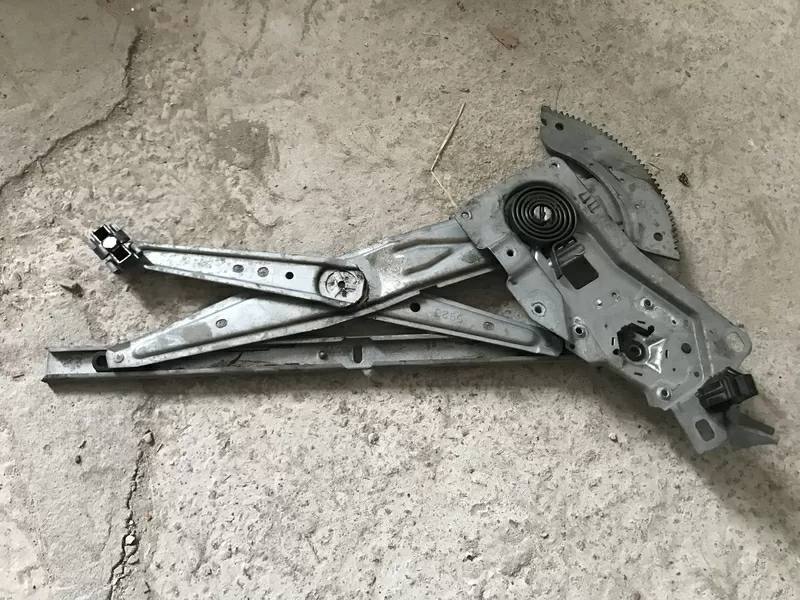 Бу механизм стеклоподъемника двери передней правой Renault Laguna 1, 7701367866, без моторчика