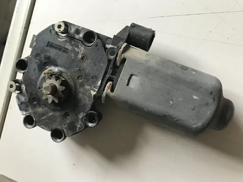 Бу двигатель стеклоподъемника передней правой двери Renault Laguna 1, 7701470852