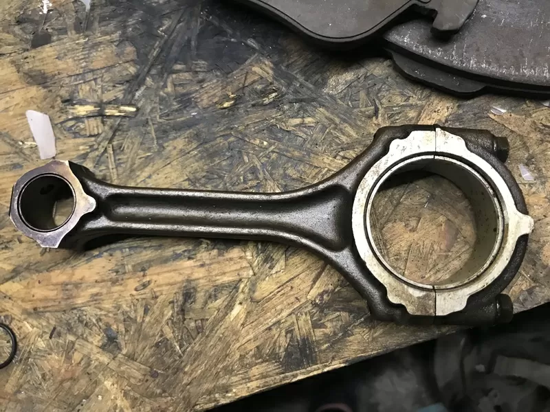 Бу шатун на двигатель Renault F4P, F4R, F3R 7701468914 Laguna Megane Scenic
