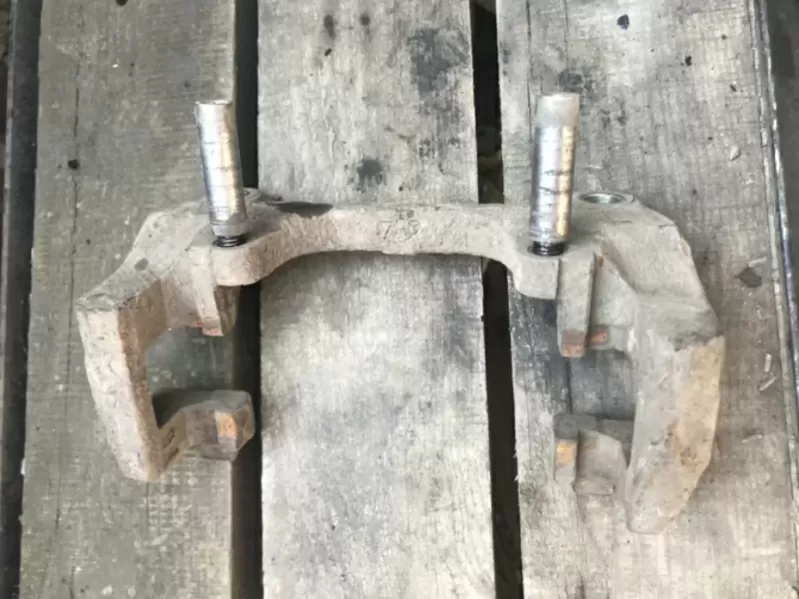 Бу скоба переднего суппорта Renault Laguna 2, 7701206686