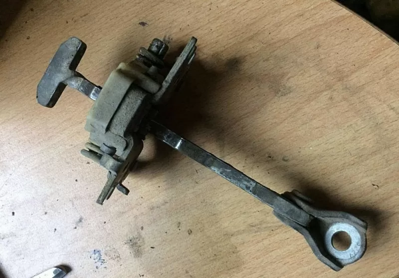 Б/у ограничитель двери Renault Laguna 2, 8200000722, 8200000721, 8200385349