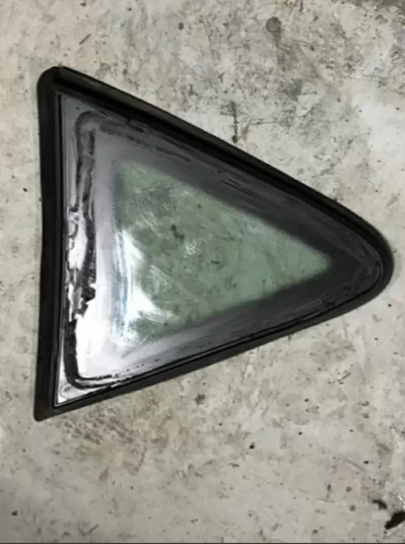Бу стекло глухое заднее левое верхнее Mercedes W168,  A1686700300,  A1686700312 2