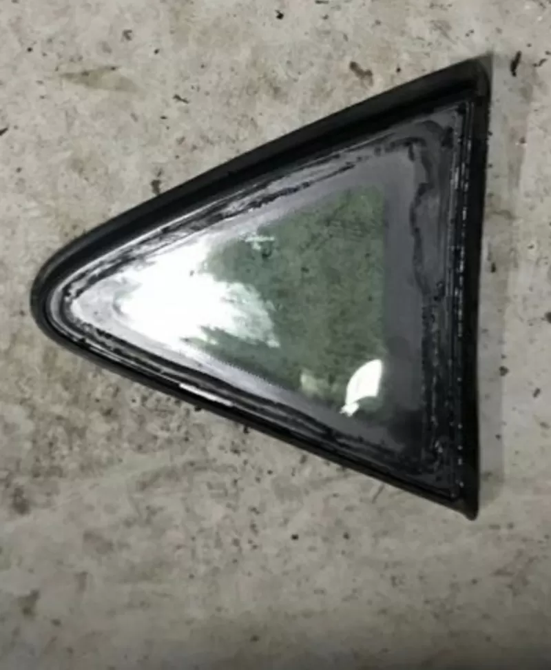 Бу стекло глухое заднее правое верхнее Mercedes W168,  A1686700412,  A1686700200 2