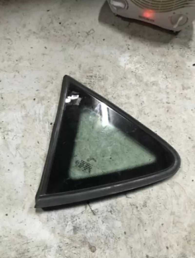 Бу стекло глухое заднее левое верхнее Mercedes W168,  A1686700300,  A1686700312