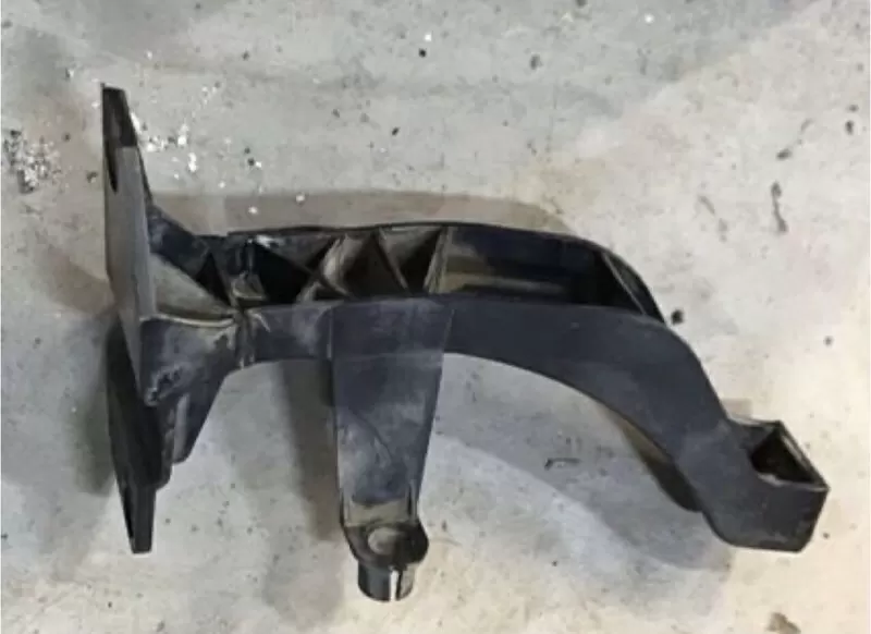 Бу кронштейн бампера правый Mercedes Benz W168, A1688800414