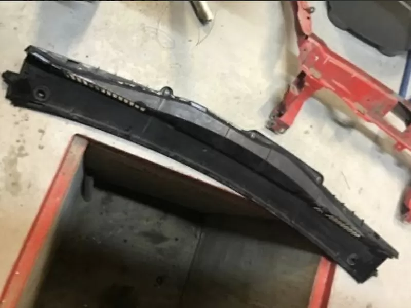 Бу накладка трапеции дворников Mercedes Benz W168,  A1688300213