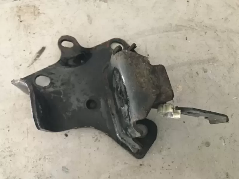 Бу кронштейн задней балки правый Renault Megane 3 Fluence, 432150009R, 432158195R