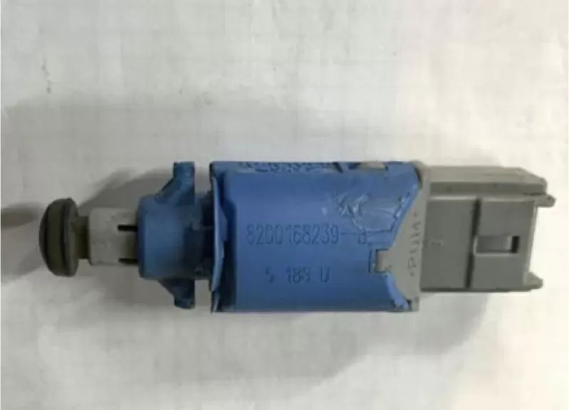 Бу датчик педали сцепления Renault 8200168239, 2 пина