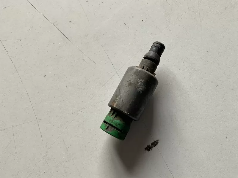 Бу клапан прокачки сцепления Renault A502302104, 7700113066