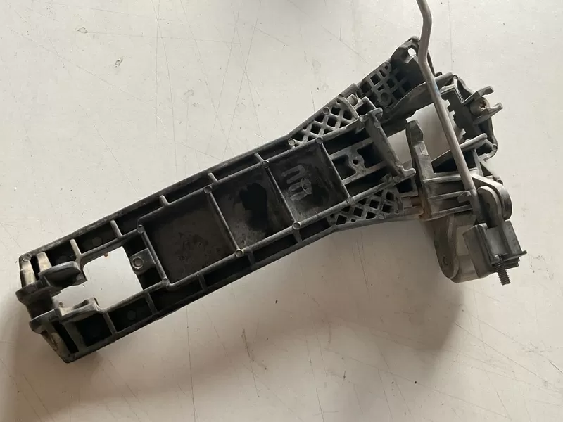 Бу держатель наружной ручки двери передней правой Mercedes W168, A1687600234
