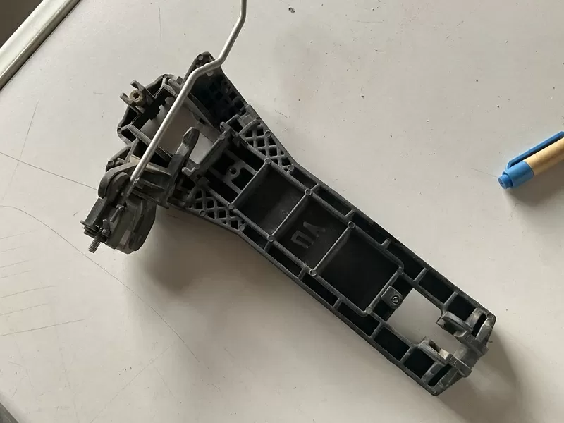 Бу держатель наружной ручки двери передней левой Mercedes W168, A1687600134 2