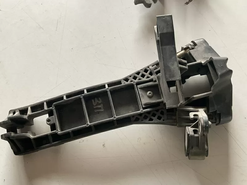 Бу держатель наружной ручки двери задней правой Mercedes W168, A1687600834