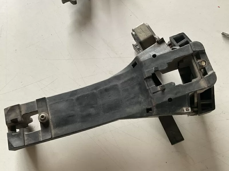 Бу держатель наружной ручки двери задней правой Mercedes W168, A1687600834 2
