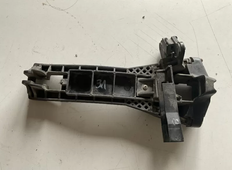 Бу держатель наружной ручки двери задней левой Mercedes W168,  A1687600734 2