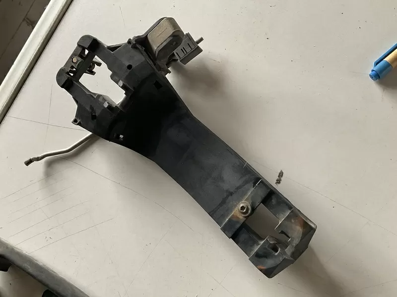 Бу держатель наружной ручки двери передней левой Mercedes W168, A1687600134