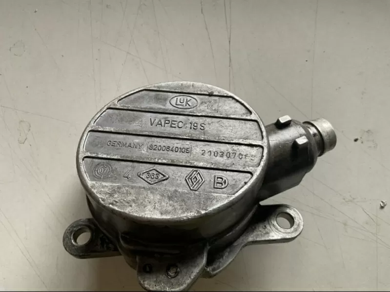 Бу вакуумный насос 2.2; 2.5dci Renault 8200640105, 8200478188, 8200797164 Trafic Master Laguna