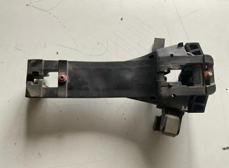 Бу держатель наружной ручки двери задней левой Mercedes W168,  A1687600734