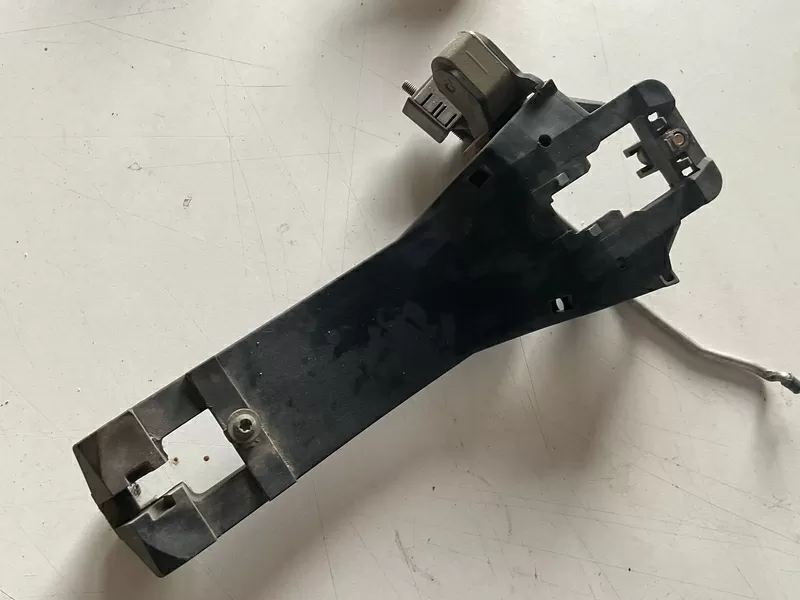 Бу держатель наружной ручки двери передней правой Mercedes W168, A1687600234 2