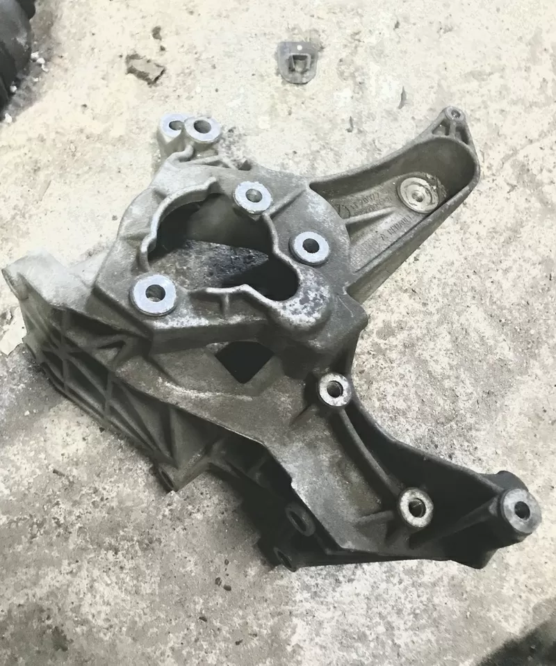 Б/у кронштейн генератора 7700113574 Renault Megane, Kangoo, Scenic