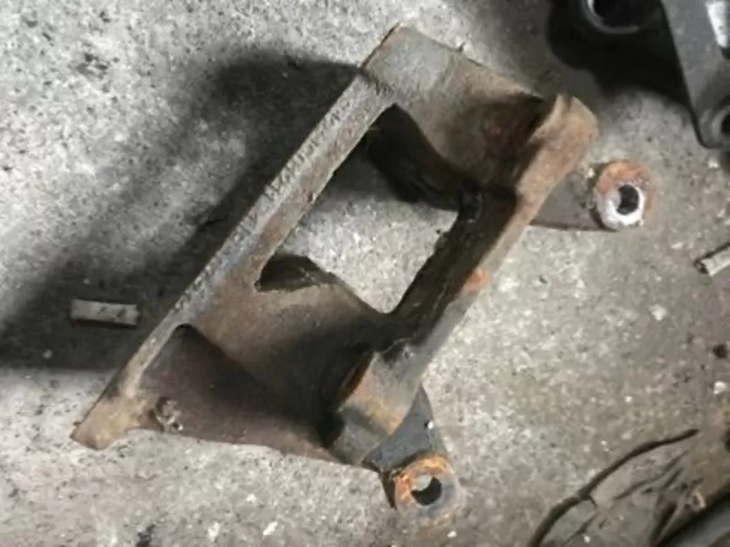 Бу кронштейн двигателя Chery Kimo S12-1001211,  S121001211