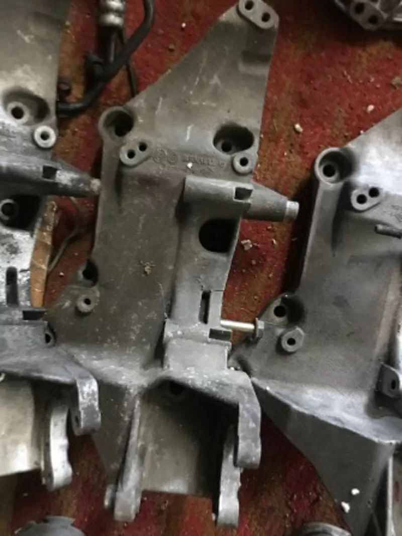 Бу кронштейн генератора Renault,  8200183234,  8200689751 Laguna Megane Trafic.