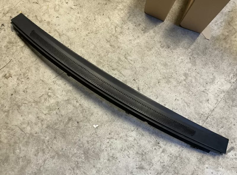Бу водосток лобового стекла жабо Mercedes Benz W168 A1688300518