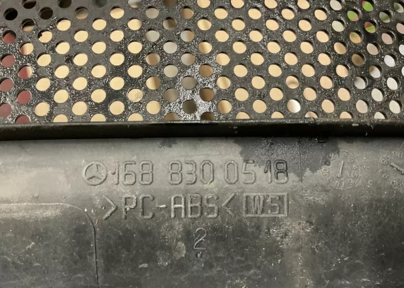 Бу водосток лобового стекла жабо Mercedes Benz W168 A1688300518 2