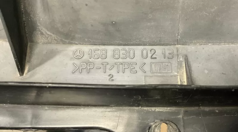 Бу накладка трапеции дворников Mercedes Benz W168,  A1688300213,  1688300213 3